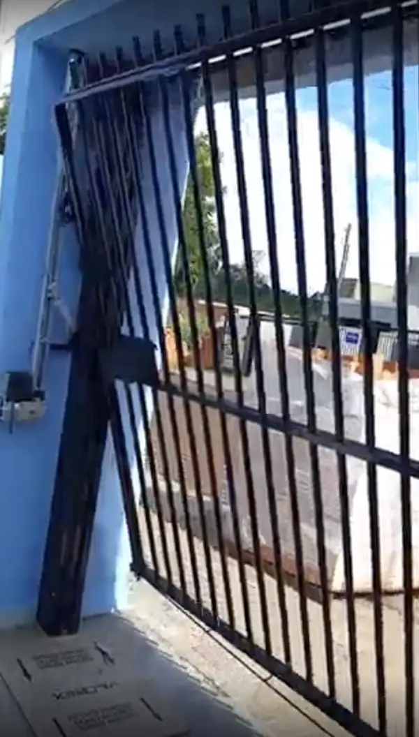 Portão de grade preto com motor lateral