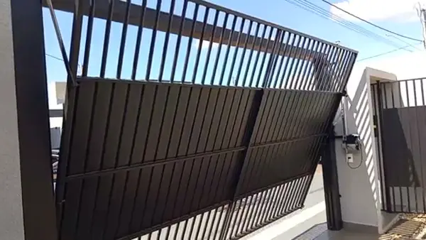 Portão basculante abrindo automatizado