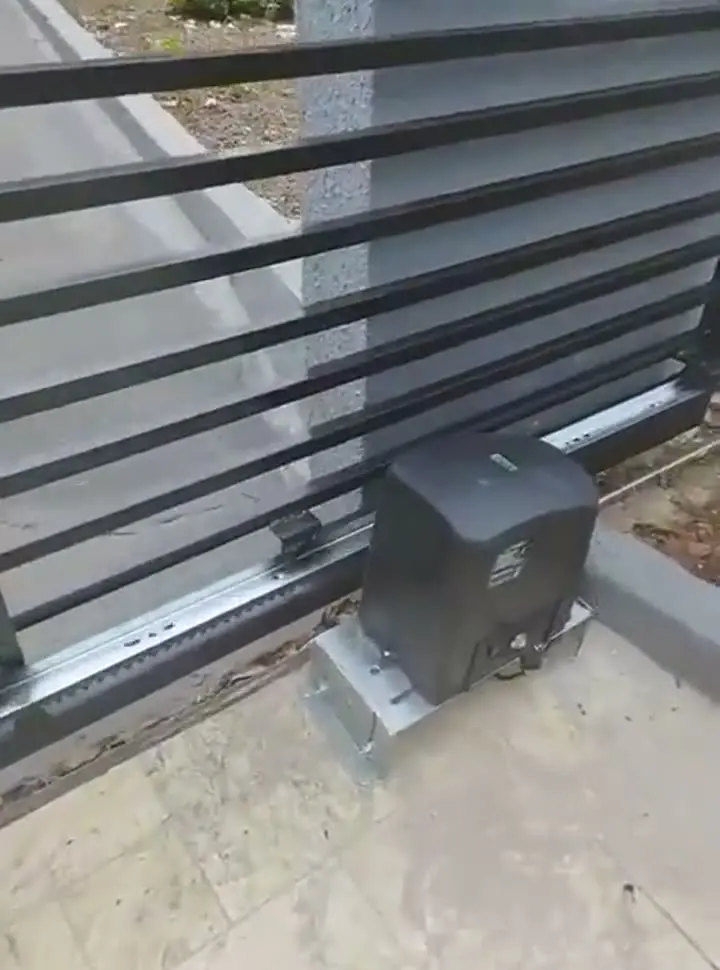 Detalhe do motor com corrente — manutenção SG